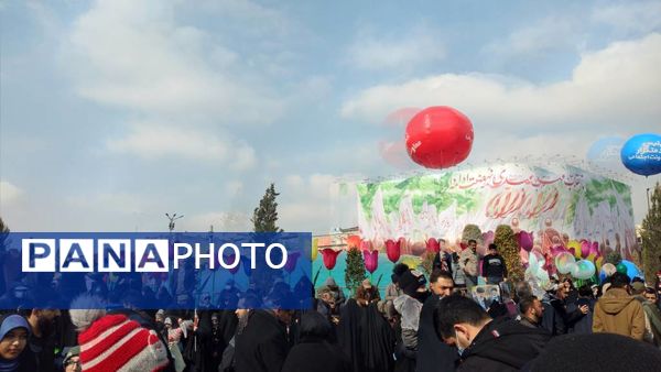 جشن پیروزی انقلاب در خیابان‌های تهران