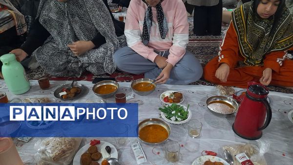اعتکاف دانش آموزی در مسجد فاطمیه گنبد سبز نیشابور