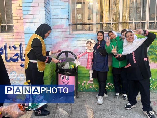 پاکسازی حیاط مدرسه و جمع‌آوری زباله‌ها توسط مدیر و معاونان و مربی و دانش‌آموزان