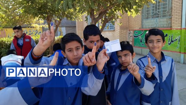 انتخابات شورای دانش آموزی در مدرسه فرهنگ شهیدان تهامی خلیل آباد