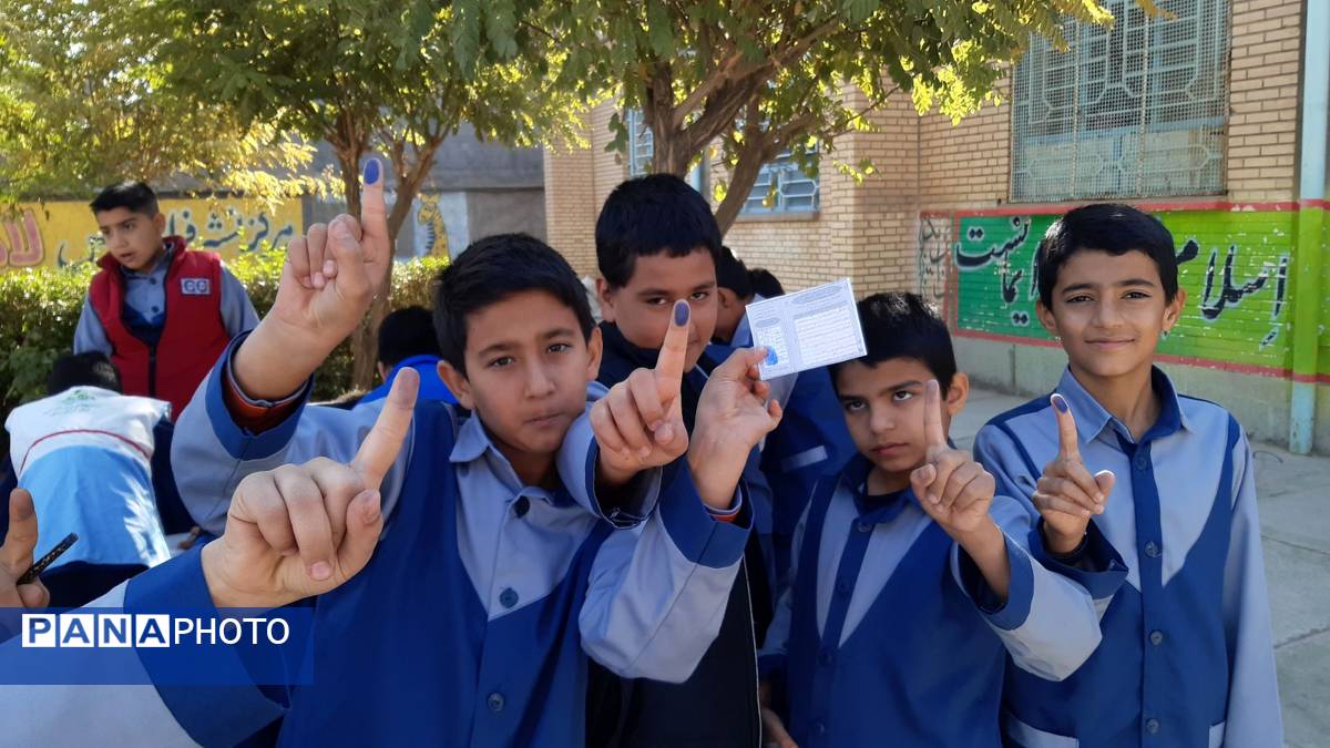 انتخابات شورای دانش آموزی در مدرسه فرهنگ شهیدان تهامی خلیل آباد