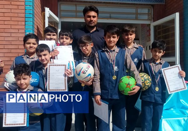 مراسم تقدیر و اهدای جوایز به تیم های برتر مدرسه پویندگان فرهنگ خلیل اباد