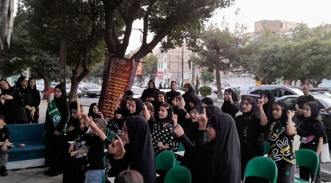 حضور دانش‌آموزان صباشهری در غرفه‌های فرهنگی و مذهبی در روز عاشورا 