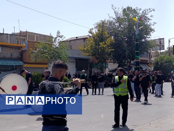 عزاداری ظهر  عاشورا در خیابان‌های شهر نیشابور 