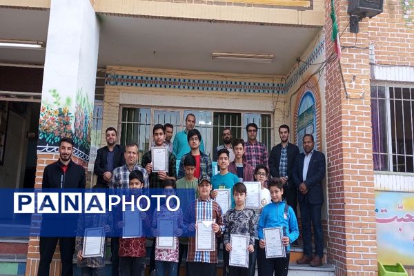 تقدیر از دانش‌آموزان برتر دبیرستان شاهد سردار شهید قاجاریان 