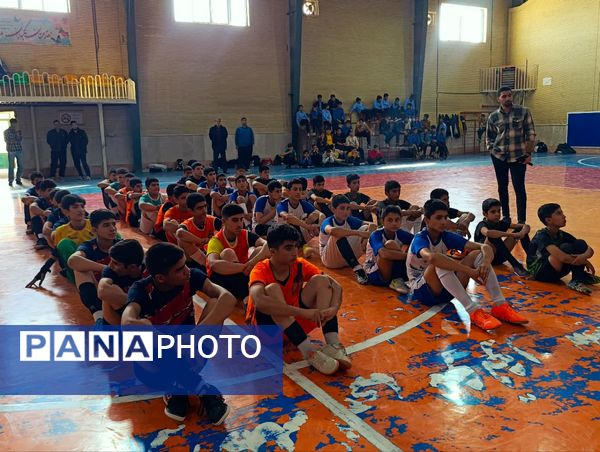 اختتامیه پرشور مسابقات فوتسال مدارس خلیل‌آباد با معرفی قهرمانان 