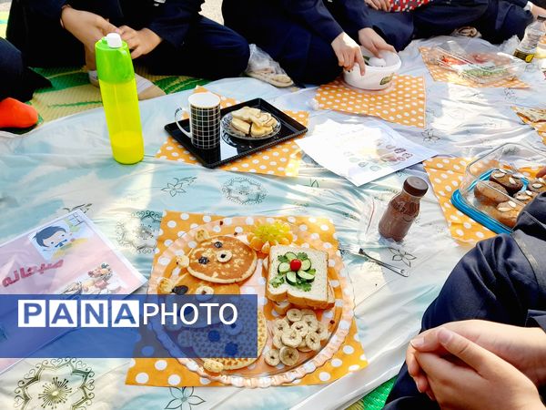 جشنواره صبحانه سالم در دبیرستان علی افشارنژاد ناحیه۶ مشهد