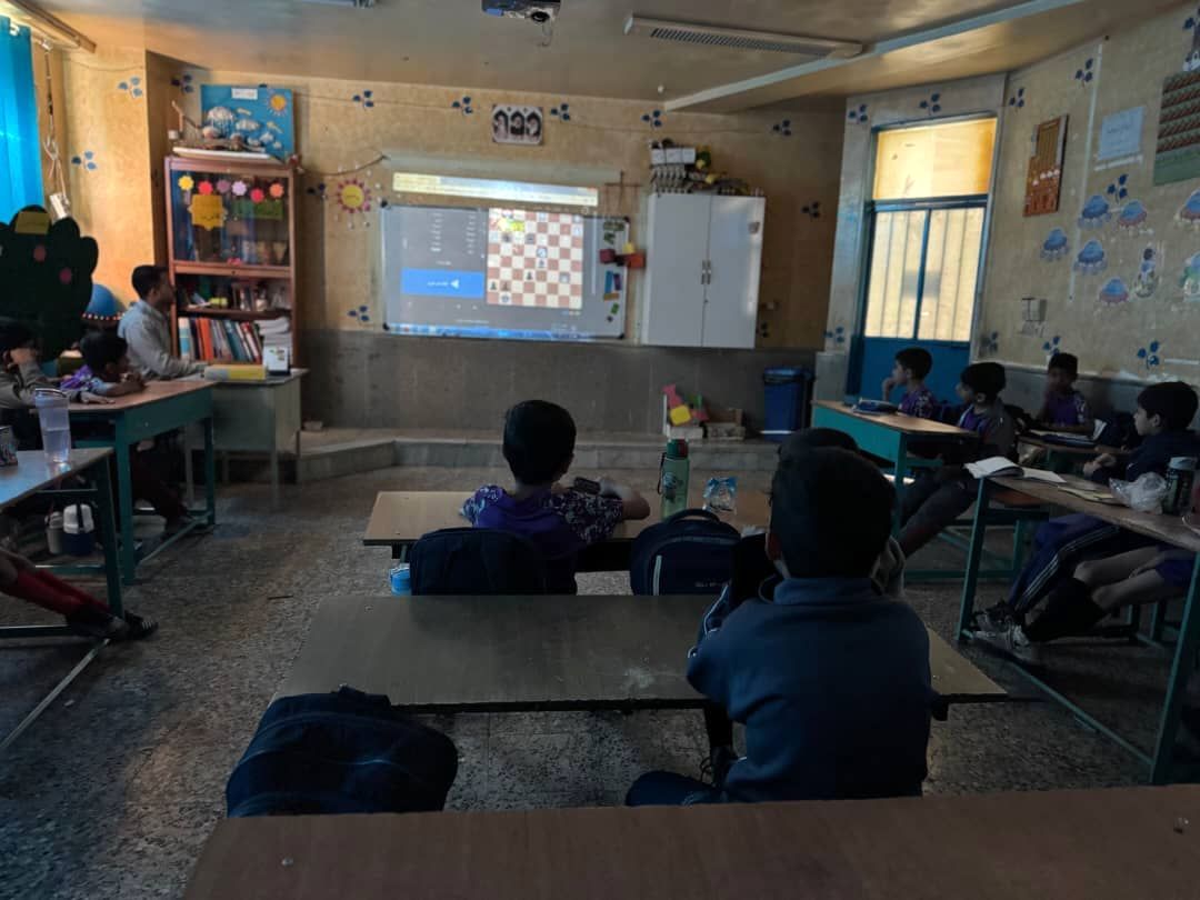 آغاز آموزش شطرنج در مدرسه شهید منصور عامری حاجی‌آباد