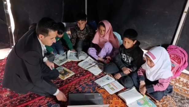 مدرسه‌ای میان کوه و کوچ، جایی که آموزش هرگز تعطیل نمی‌شود