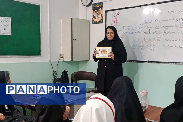 گرامیداشت یاد شهیدان در کلاس‌های دبستان بعثت۲ شهریار