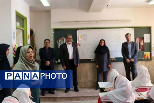 نواختن زنگ هفته سلامت‌روان در دبستان پروین اعتصامی فیروزکوه
