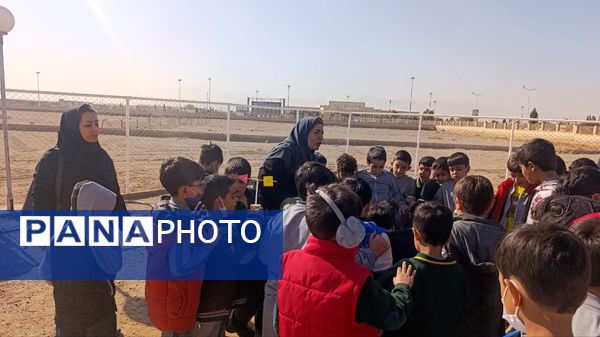 بازدید دانش‌آموزان پایه دوم دبستان حضرت جوادالائمه(ع) از مرکز هواشناسی یزد