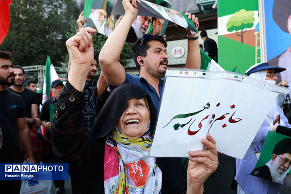 تجمع مردمی بشارت فتح در میدان انقلاب