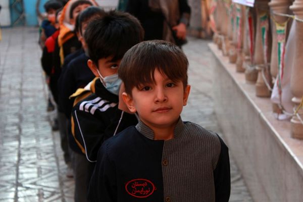 صبحگاه پرشور پاییزی در مدرسه نور ایمان بهارستان‌دو