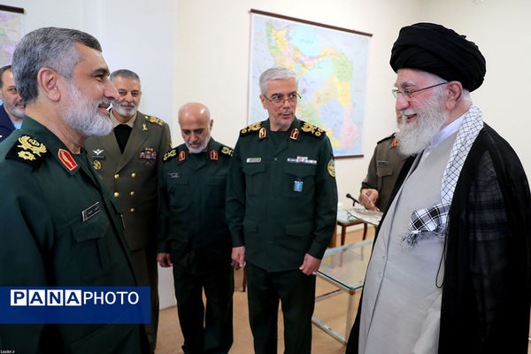 اعطای «نشان فتح» به سردار حاجی‌زاده توسط مقام معظم رهبری
