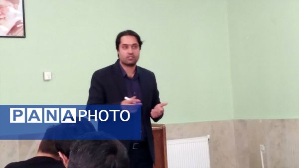 جلسه‌ مشاوره‌ای و توجیهی کنکور در دبیرستان معلم ساوجبلاغ