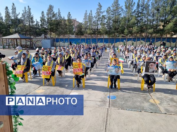 نواختن زنگ استکبار ستیزی و روز دانش آموز در دبیرستان نمونه دولتی مهرورزان خواف