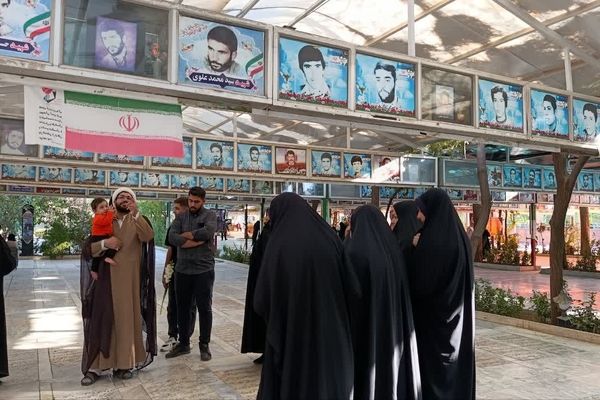 حضور بسیجیان روستای مومن آباد در گلزار شهدای امامزادگان طیب و طاهر و علی بن جعفر(ع)