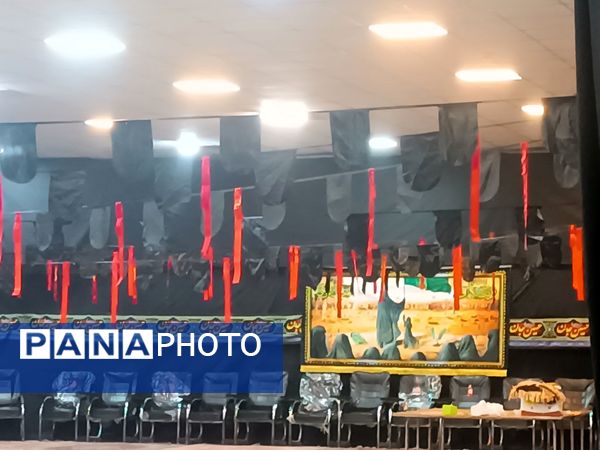 سیاه پوش کردن و آماده سازی  فضای دبیرستان فرزانگان برای  عزاداری هیئت فرهنگیان نیشابور  