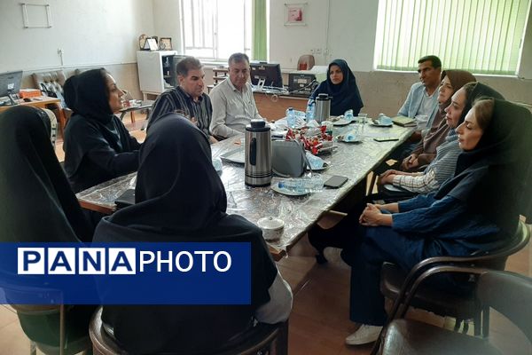 جلسه انجمن اولیا و هیات امنا در مدرسه پویش ناحیه ۳ شیراز