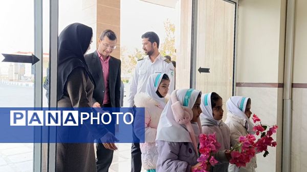 اهدای گل توسط دانش‌آموزان به پرستاران به مناسبت روز پرستار 
