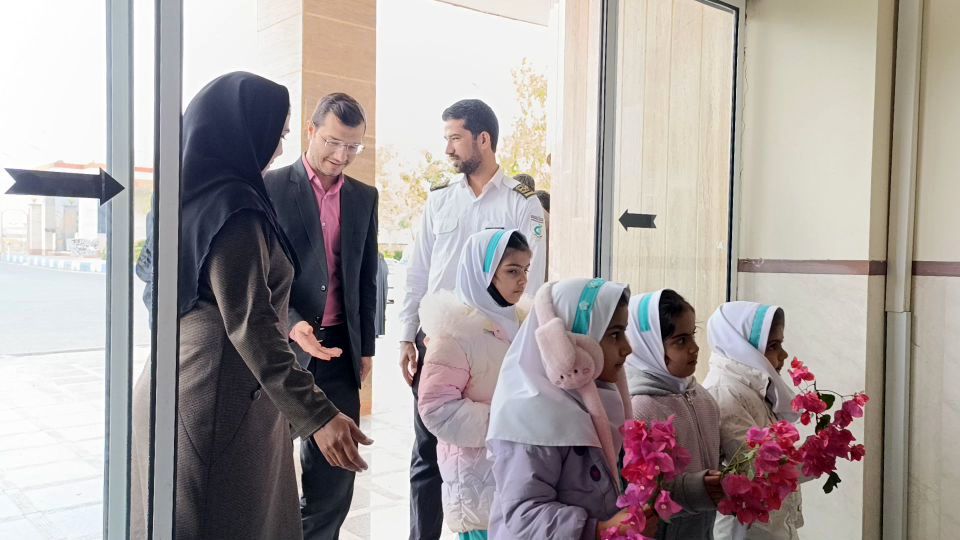 اهدای گل توسط دانش‌آموزان به پرستاران به مناسبت روز پرستار 
