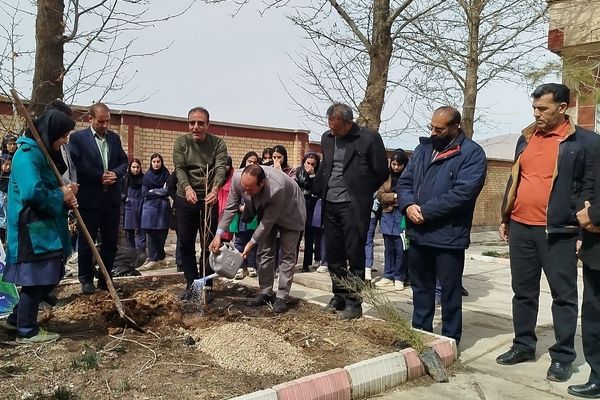 گرامیداشت هفته منابع طبیعی و روز درختکاری در دبیرستان ام البنین بیرانشهر