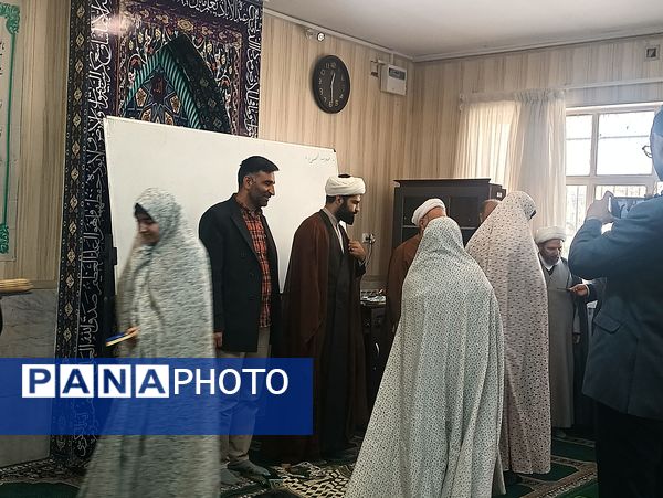 اقامه نماز جماعت در دبیرستان شاهد فاطمیه مشهد