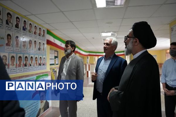 دیدار صمیمی امام جمعه فردیس با معلمان و دانش‌آموزان دبیرستان کاشانی‌پور