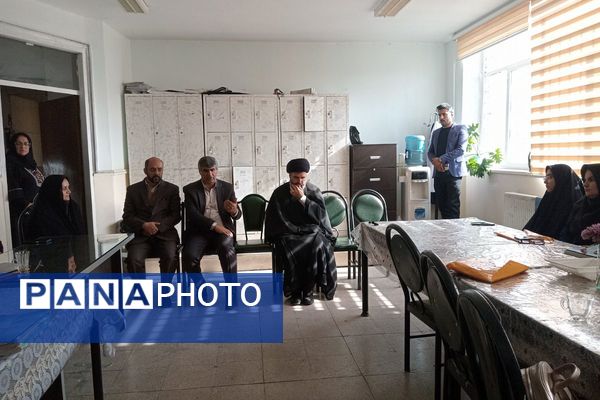  زنگ نماز در هنرستان آفرینش پردیس با حضور امام جمعه و مدیر آموزش و پرورش