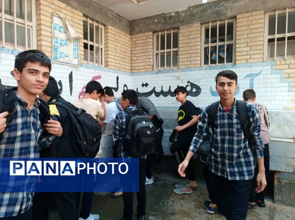 برپایی نماز جماعت ظهر و عصر در آموزشگاه شهید رجایی یک بجنورد