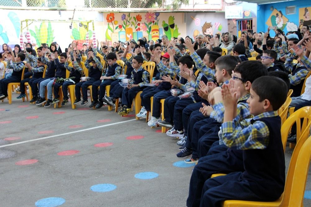 جشن شکوفه‌ها در دبستان منوچهر رزاقی ناحیه۳ مشهد