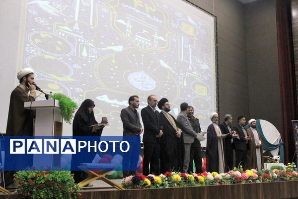 تقدیر از دانش‌آموزان و فرهنگیان برگزیده مسابقات قرآنی در استان قم