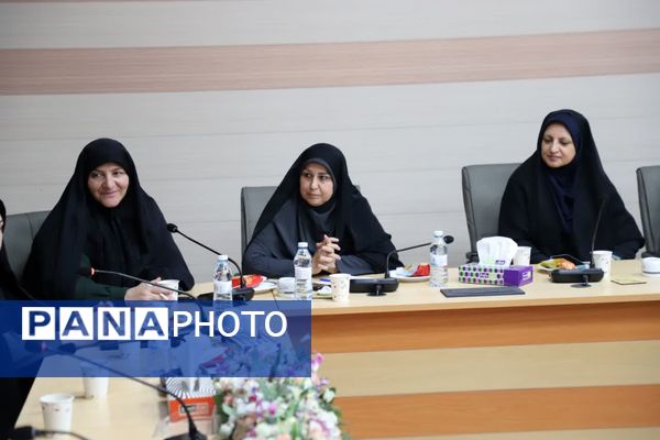 نشست هم‌اندیشی بانوان ستادی اداره‌کل آموزش و پرورش آذربایجان‌شرقی