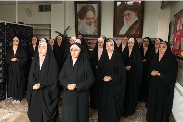 اجرای طرح «لاله‌های روشن» در دبیرستان هیات امنایی فرزانگان با هدف ترویج فرهنگ ایثار