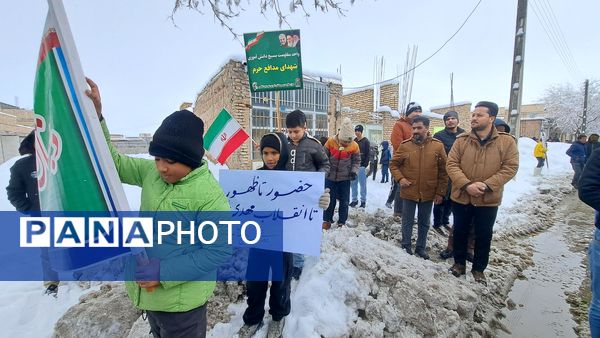 حضور پر شور فرهنگیان و دانش آموزان در کنار مردم ولایتمدار شهرستان صالح آباد در یوم الله ۲۲بهمن