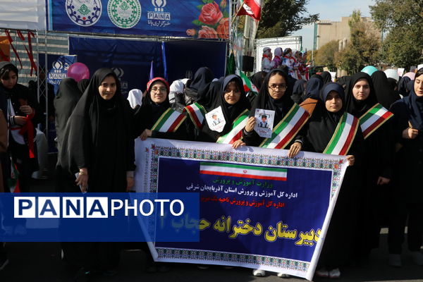 غرفه نسل افتخار سازمان دانش‌آموزی استان آذربایجان شرقی در راهپیمایی ۱۳‌ آبان