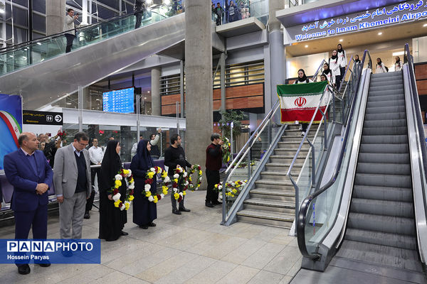 بازگشت طلایی‌پوشان بلندقامت دانش‌آموز ایران با کاپ قهرمانی