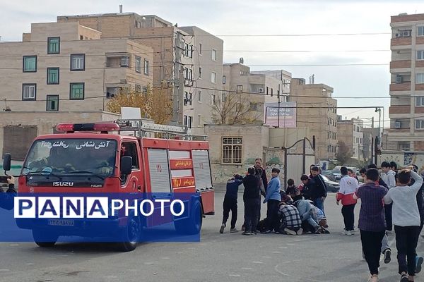 برگزاری مانور زلزله و ایمنی در مدرسه پایلوت شهرستان شهریار 