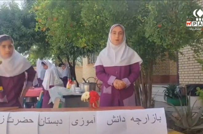 بازارچه دانش‌آموزی در رود فاریاب دشتستان