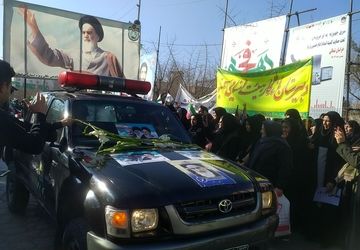 حضور دانش آموزان دبیرستان ماندگار و هیئت امنایی سمیه در راهپیمایی آغاز دهه فجر 
