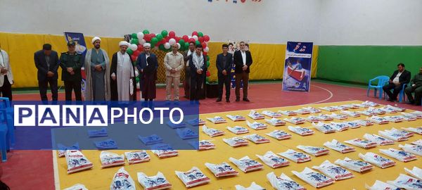 توزیع بسته‌های نوشت افزار ویژه دانش‌آموزان کم برخوردار در باخرز 
