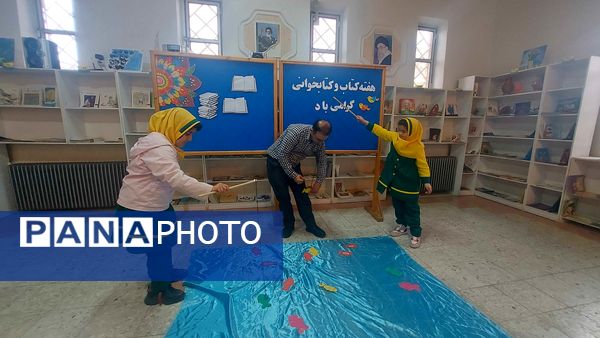 دوستی دانش‌آموزان با کتاب به‌مناسبت هفته‌ کتاب‌ و‌ کتابخانی