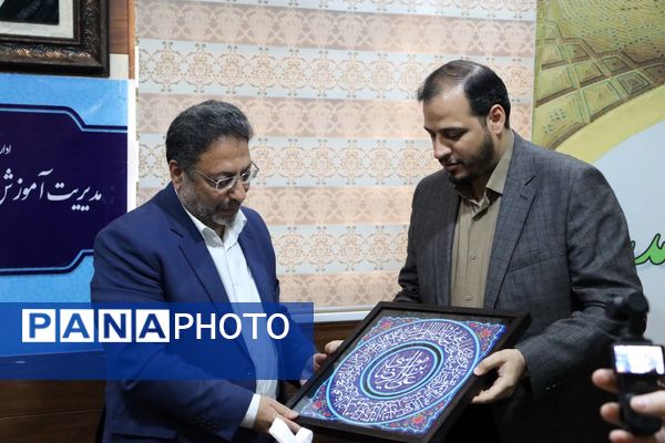 گرامیداشت هفته معلم با تجلیل از فرهنگیان آموزش و پرورش منطقه ۱۴ 