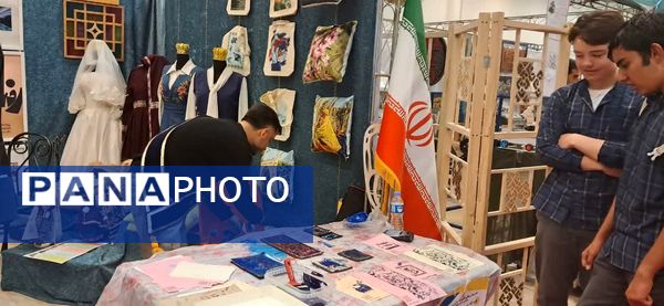 بازدید دانش‌آموزان مدرسه شهدای مدافع حرم از نمایشگاه کارنمای تحول هنرستان‌های شهر تهران