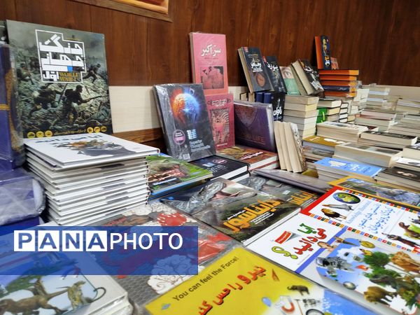گشایش نمایشگاه کتاب در فرهنگسرای فاروج 