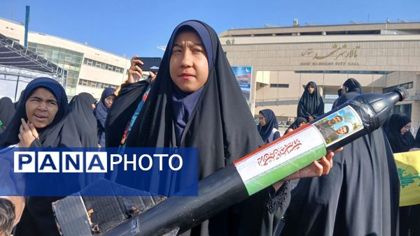 حضور پرشور دانش آموزان مشهد مقدس در راهپیمایی یوم‌الله ۱۳ آبان 