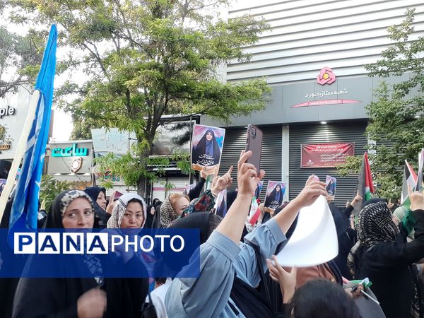 جلوه‌هایی از اجتماع مردم بجنورد در تجلیل از بانوی شجاع رسانه ملی