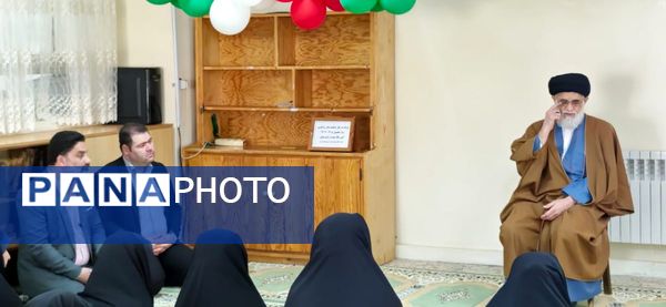 اقامه نماز جماعت مادر و دختری در مدارس انزلی