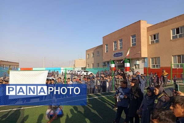 هیجان پرتاب موشک آبی در هفته هوافضا با حضور دانش‌آموزان در پژوهشسرای خواجه نصیرالدین طوسی